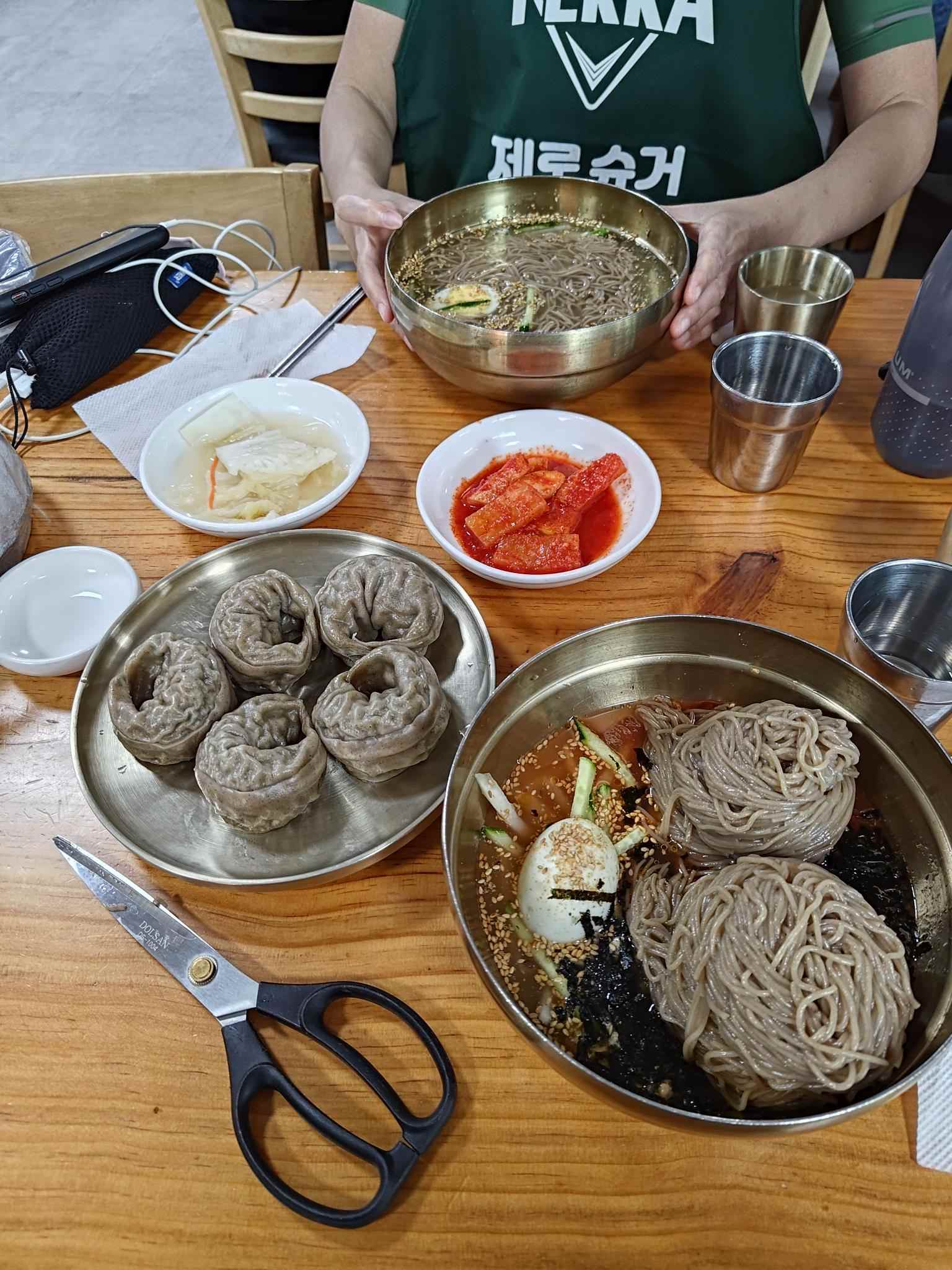 cold noodles and juicy dumps